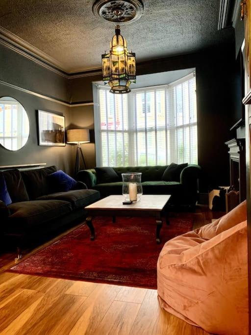 Chic Townhouse Near Tunnels Beaches Ilfracombe Buitenkant foto